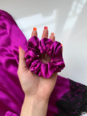 ست تاپ و شلوارک ساتن زنانه ارغوانی با اسکرانچی مو