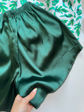 ست تاپ و شلوارک ساتن با اسکرانچی مو زنانه طرح برگ سبز(اقتصادی)