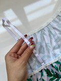 ست تاپ و شلوارک ساتن با اسکرانچی مو زنانه طرح برگ سبز(اقتصادی)