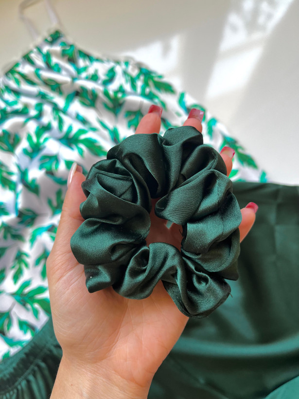 ست تاپ و شلوارک ساتن با اسکرانچی مو زنانه طرح برگ سبز(اقتصادی)