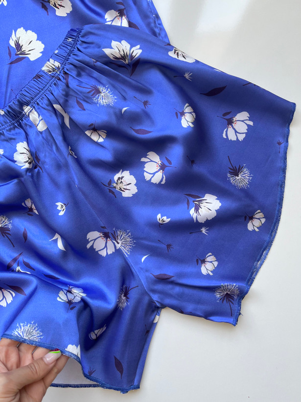 ست تاپ و شلوارک ساتن زنانه طرح گل و برگ کاربنی(اقتصادی)
